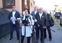 Konferencja przed siedzibą Cechu Rzemieślników i Przedsiębiorców